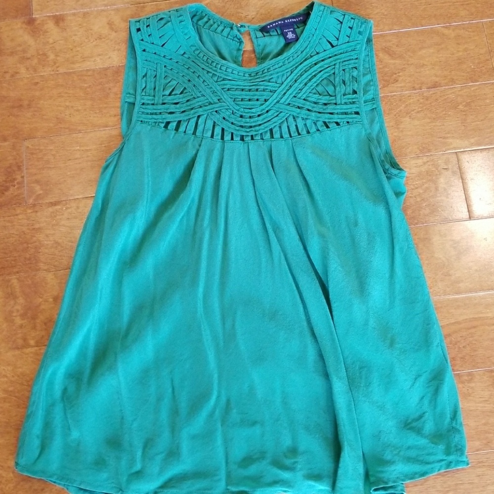 Sleeveless dress shirt